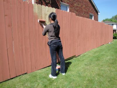 как покрасить деревянный забор	